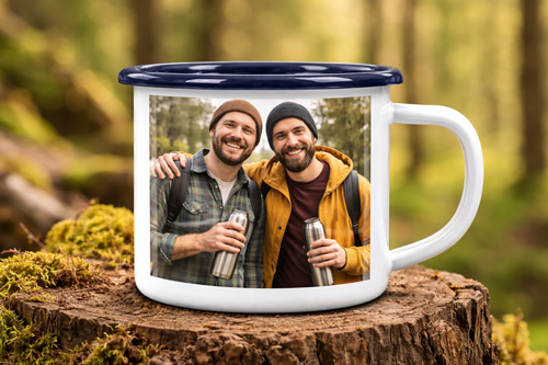 Weiße Emailletasse mit farbigem Rand, bedruckt mit einem Foto