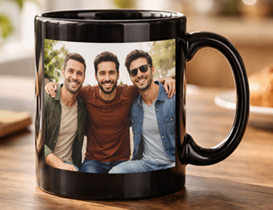 Schwarze Sublitasse mit weißem Druckfeld, bedruckt mit einem Foto, steht auf einem Tisch